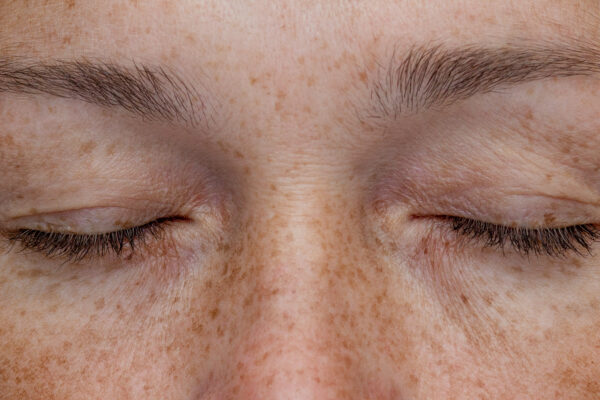 eye floaters, flashes in vision, retinal detachment symptoms, when to see retina specialist, sudden floaters eye, vision warning signs, retina emergency symptoms